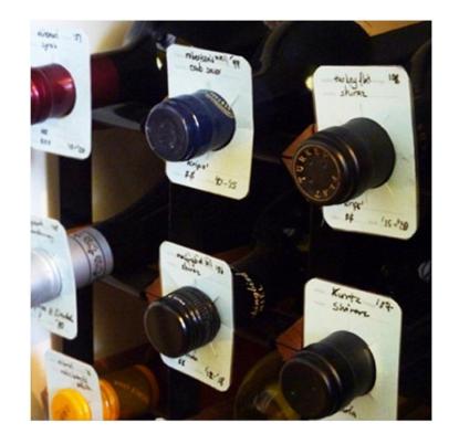 Botellas de vino con etiquetas identificativas