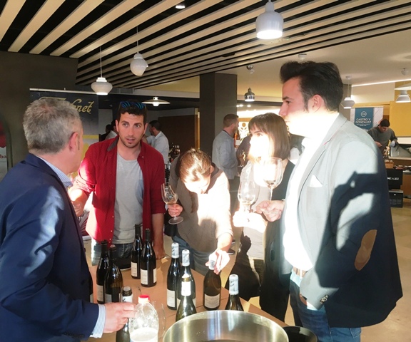 Luis Miguel explicando los vinos de Camino del Norte